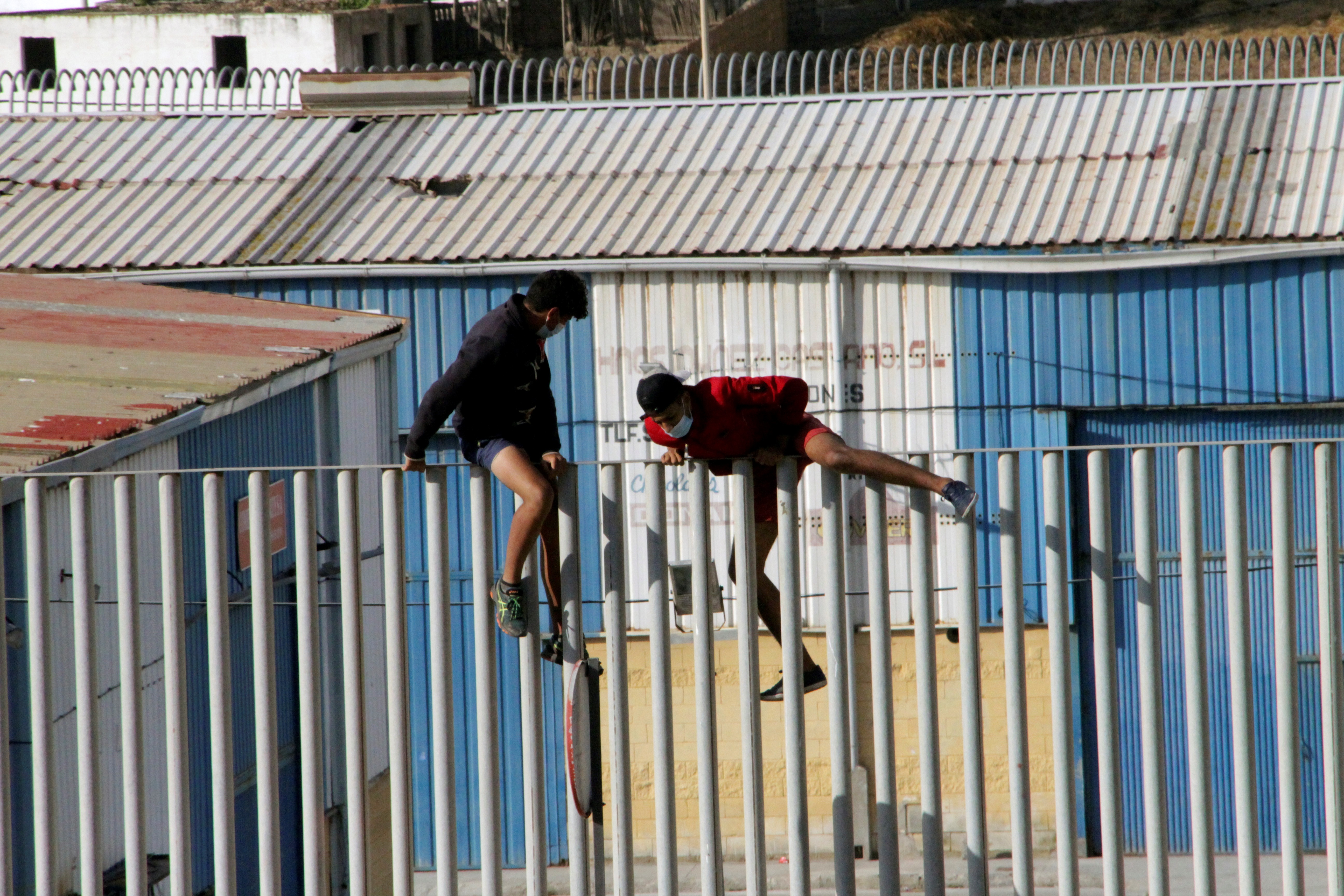 Medio centenar de menores se fugan en Ceuta para no ser devueltos a Marruecos