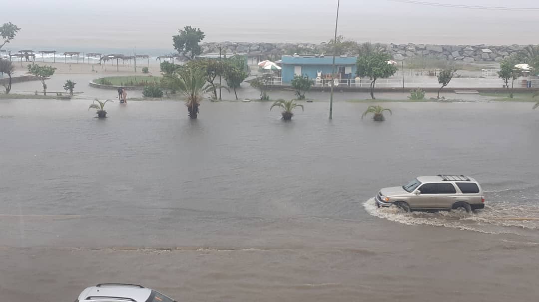 Fuertes lluvias inundan calles del estado Vargas y aumenta crecida del río de Naiguatá #28Ago (FOTOS y VIDEO)