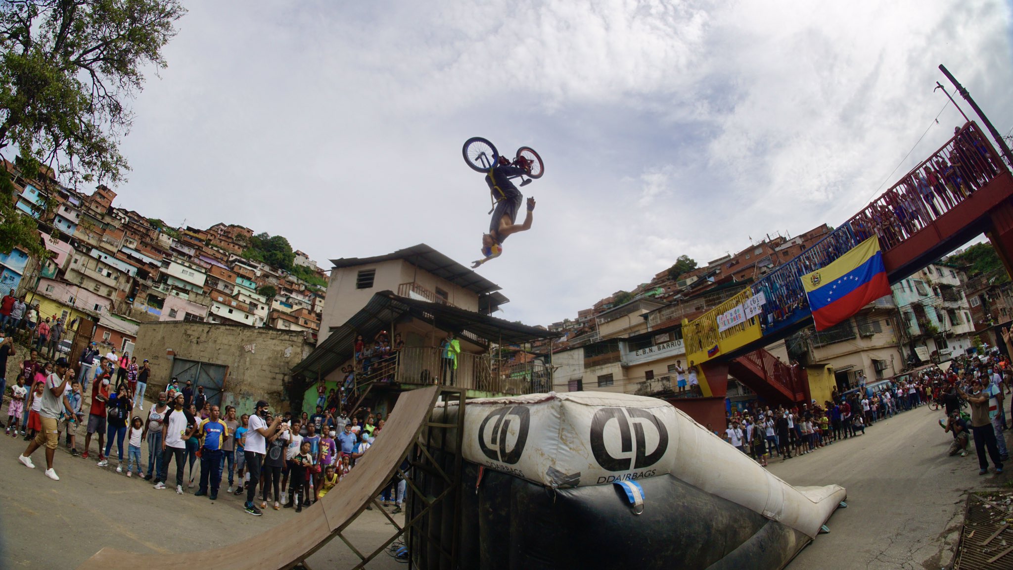 EN VIDEOS: Así fue la exhibición de BMX de Daniel Dhers en la Cota 905