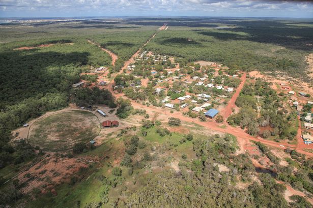 En una remota isla de Australia, los maestros son atacados por niños con machetes mientras duermen