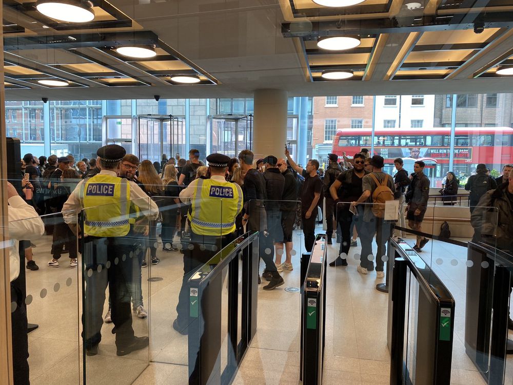 Manifestantes antivacunas contra el Covid-19 irrumpen en la sede de un canal televisivo en Londres