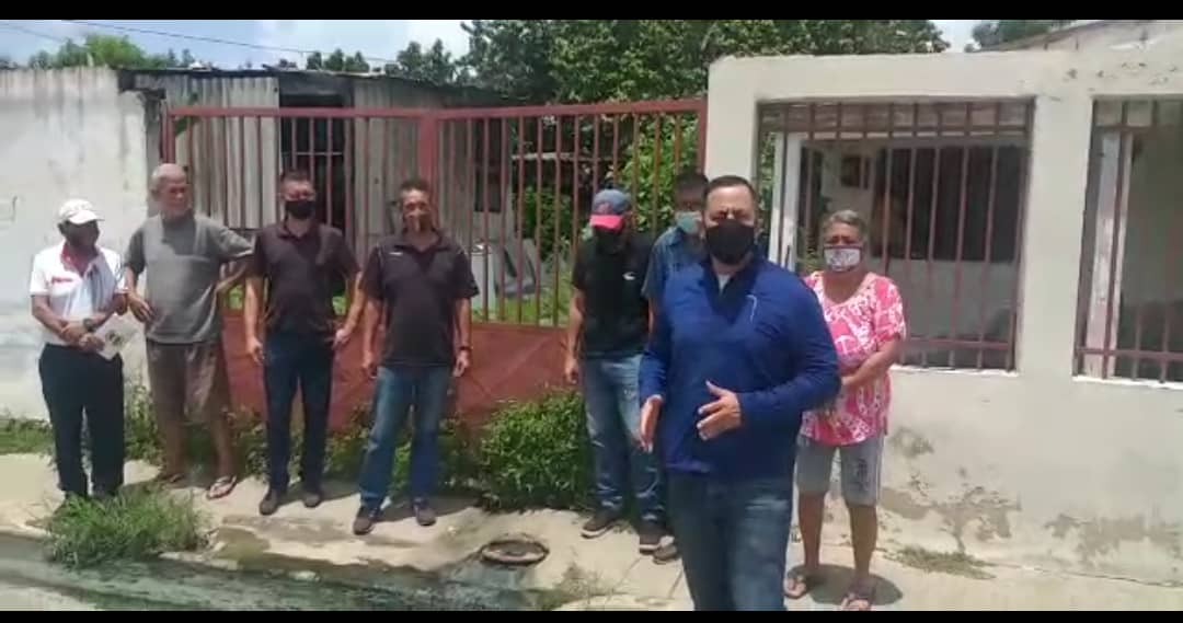 Engelbert Rivero: Siete años tiene con un bote de aguas negras la comunidad Primero de Mayo de Guacara