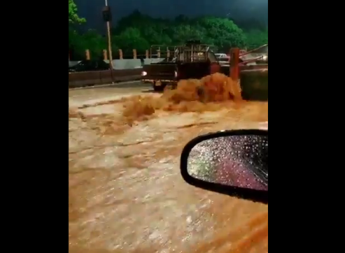 VIDEOS: Se formó un caudaloso río en la carretera Panamericana tras lluvias de este #11Ago