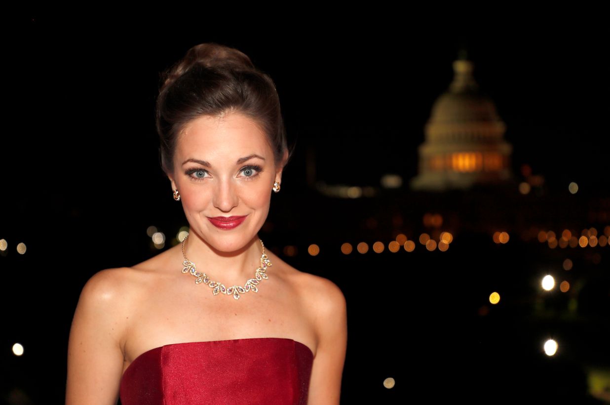 Actriz de Broadway Laura Osnes fue despedida de un espectáculo por no estar vacunada