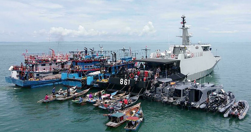 En Indonesia vacunan a pescadores en medio del mar