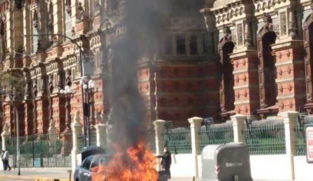 Venezolana perdió su vehículo tras incendiarse en Argentina (Video)