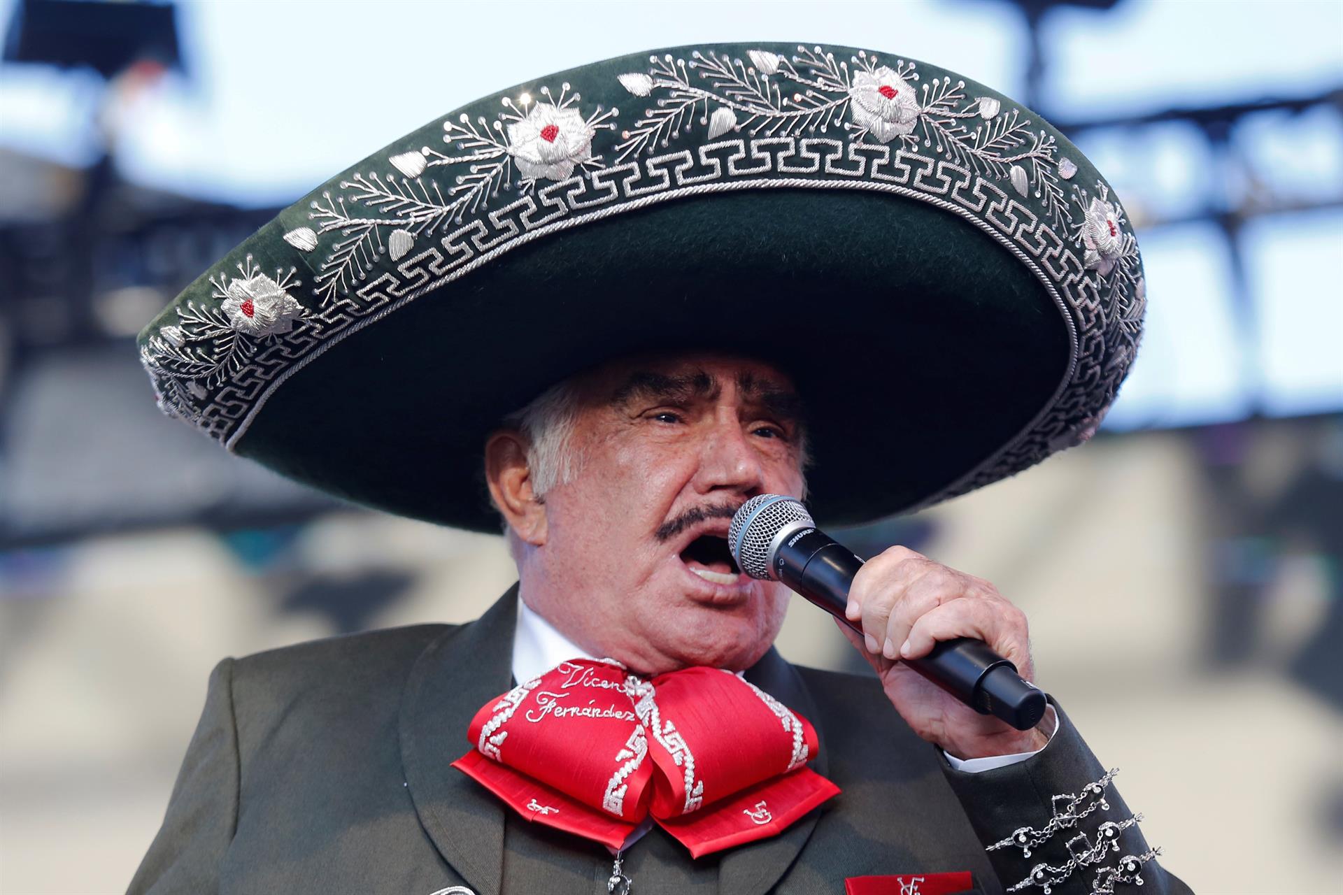 Vicente Fernández se recupera sin sedación y está consciente