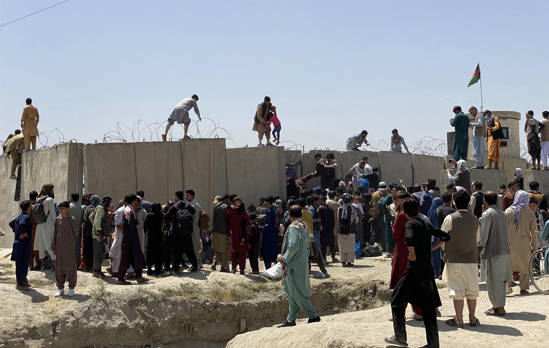 El número de muertos por el caos en el aeropuerto de Kabul aumentó a seis