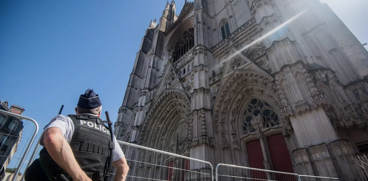 Sacerdote fue asesinado en Francia, presuntamente por el autor del incendio de la catedral de Nantes