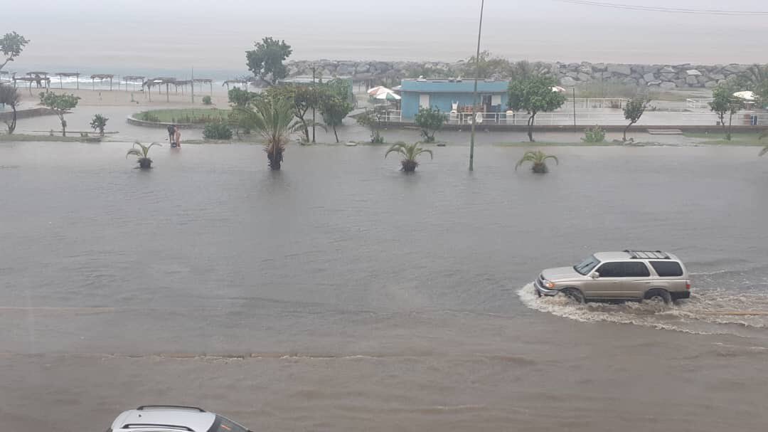 Vista aérea: Crecida del río Camuri Grande en Vargas enciende las alarmas en la entidad (Videos)