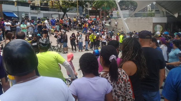 “¡Vamos a rodar!”: Así fue recibido Daniel Dhers por los caraqueños en la Plaza del CC Millennium #22Ago (Video)