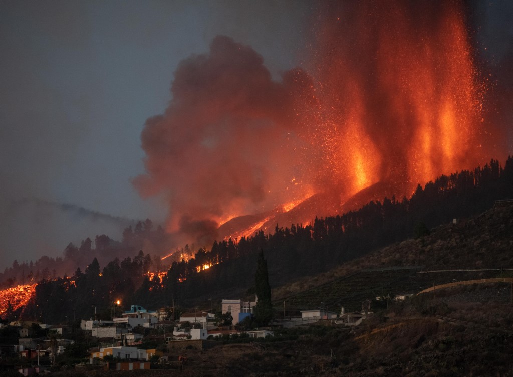 Viaje a la zona de exclusión del volcán de La Palma: “¡Quietos! A partir de aquí, es la muerte”