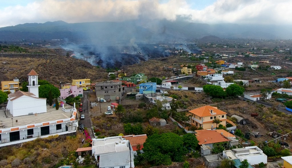 Una de las lenguas de lava del volcán de La Palma se detuvo; la otra avanza hacia el mar