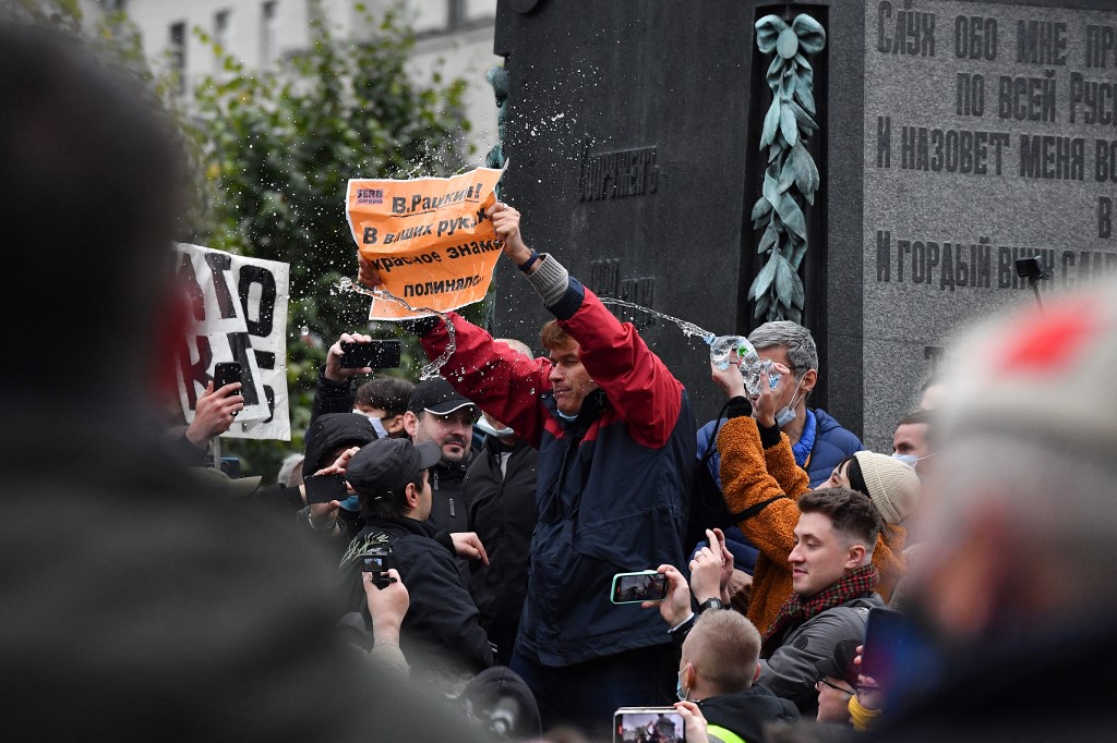 Oposición protesta en Moscú y denuncia “colosal fraude” en parlamentarias