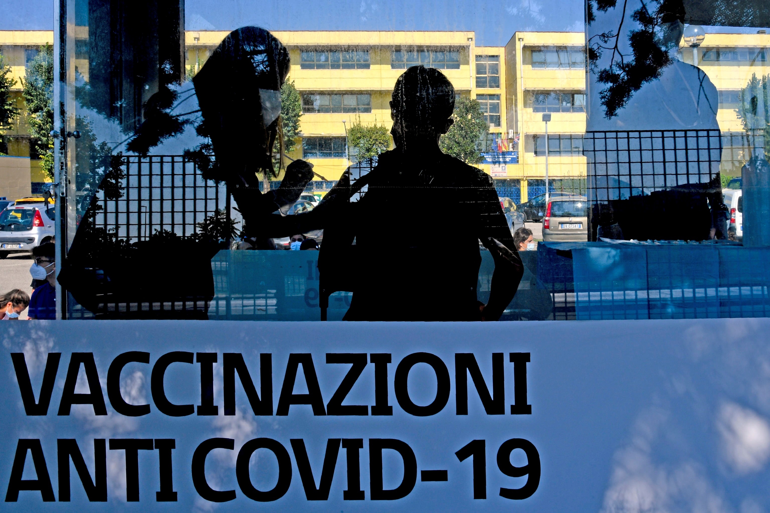 Italia obligará a todos los trabajadores a vacunarse, primer país occidental en hacerlo