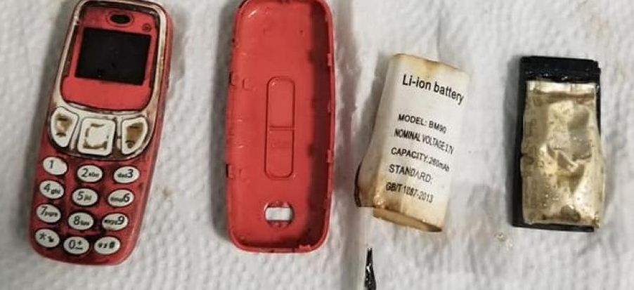 Fue al hospital por fuertes dolores de estómago y descubrió que se tragó… UN TELÉFONO (Fotos)