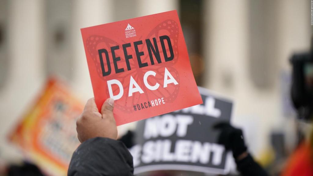 “Vivo cada día sin saber qué pasará”: “Dreamers” exigen reforma migratoria en EEUU a 10 años de Daca