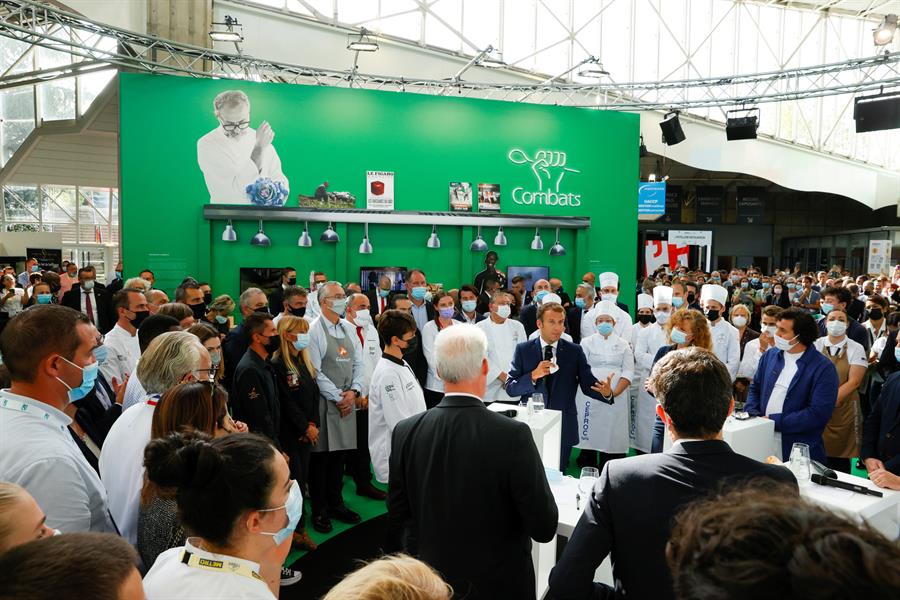 EN VIDEO: El huevazo que le pegaron a Macron en pleno salón de gastronomía en Lyon