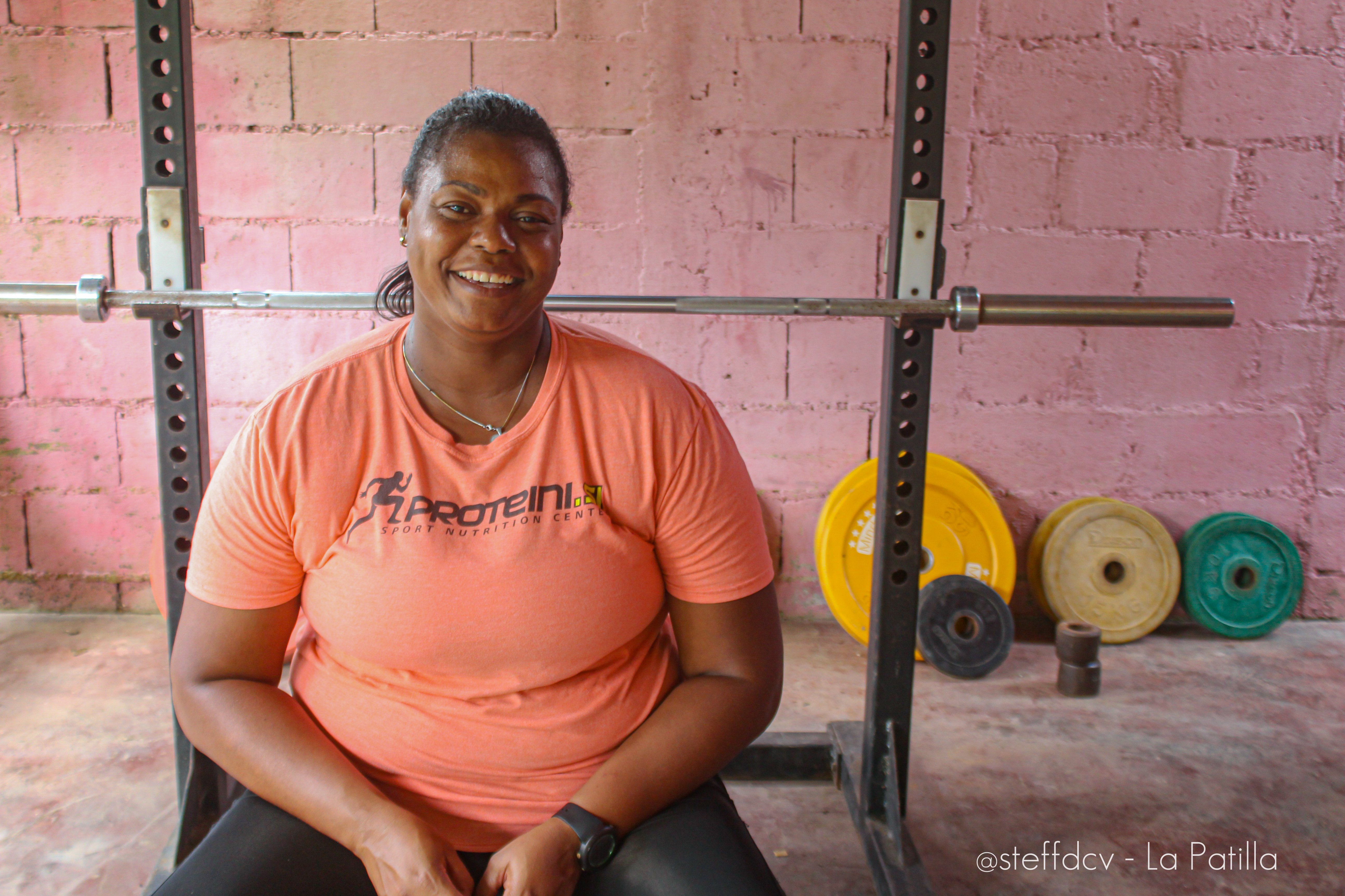 Un día con Ahymara Espinoza, la atleta venezolana que alcanzó Tokio 2020 tras entrenar sola en un campo de béisbol (Fotos + video)