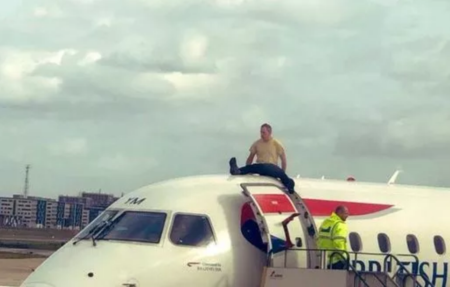 ¡Escándalo! Campeón paralímpico irá a la cárcel por subirse al techo de un avión (FOTO)