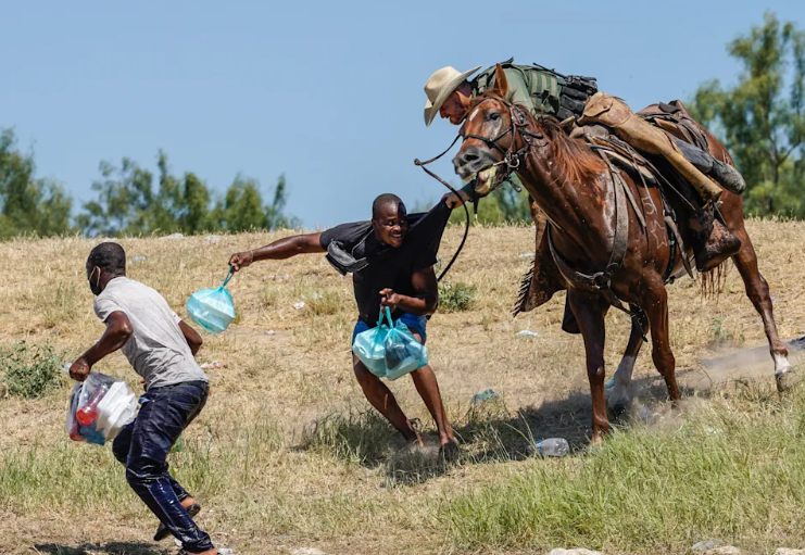 EEUU suspende temporalmente a la patrulla a caballo en la frontera con México tras agresión a migrantes