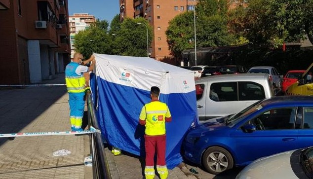 Cayó de un quinto piso mientras limpiaba los cristales de su casa en España