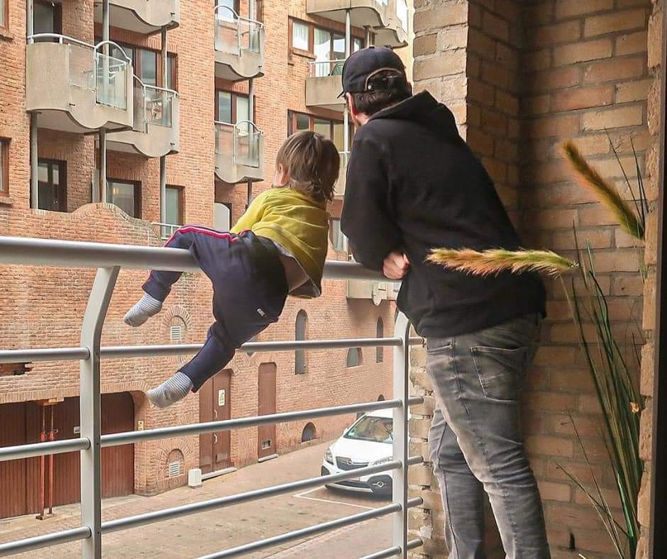 Las ESCALOFRIANTES FOTOS que un hombre le envía a su esposa cuando ella le pregunta por los niños