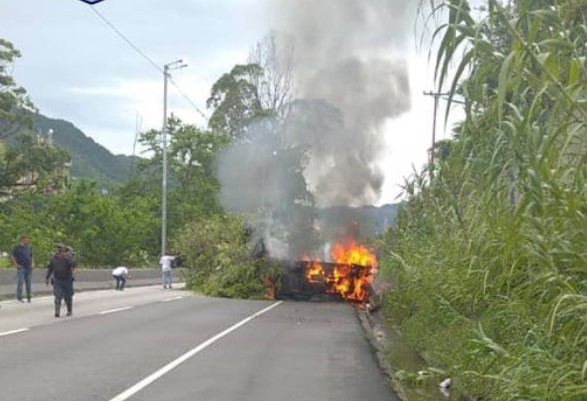 Reportaron vehículo en combustión en la autopista Francisco Fajardo este #4Sep (FOTOS)