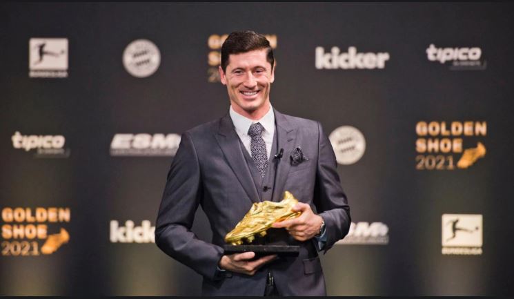 Lewandowski recibió la Bota de Oro y se rindió ante Cristiano Ronaldo y Messi