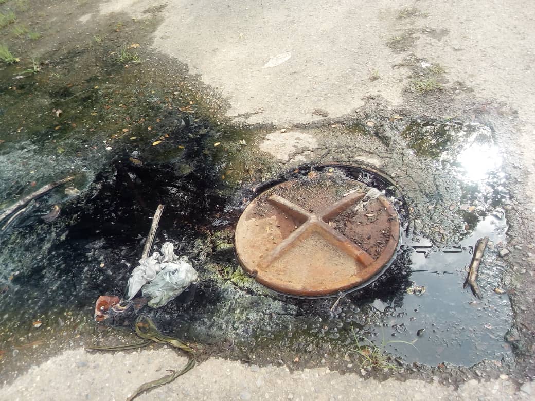 Desde hace 4 años decenas de familias nadan en un río de aguas negras en Carabobo (FOTOS)