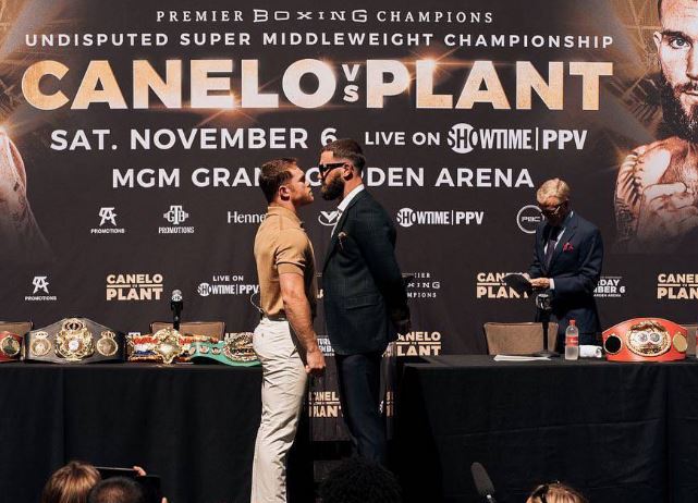 “Canelo” Álvarez protagonizó una golpiza contra su rival en plena rueda de prensa (Video)