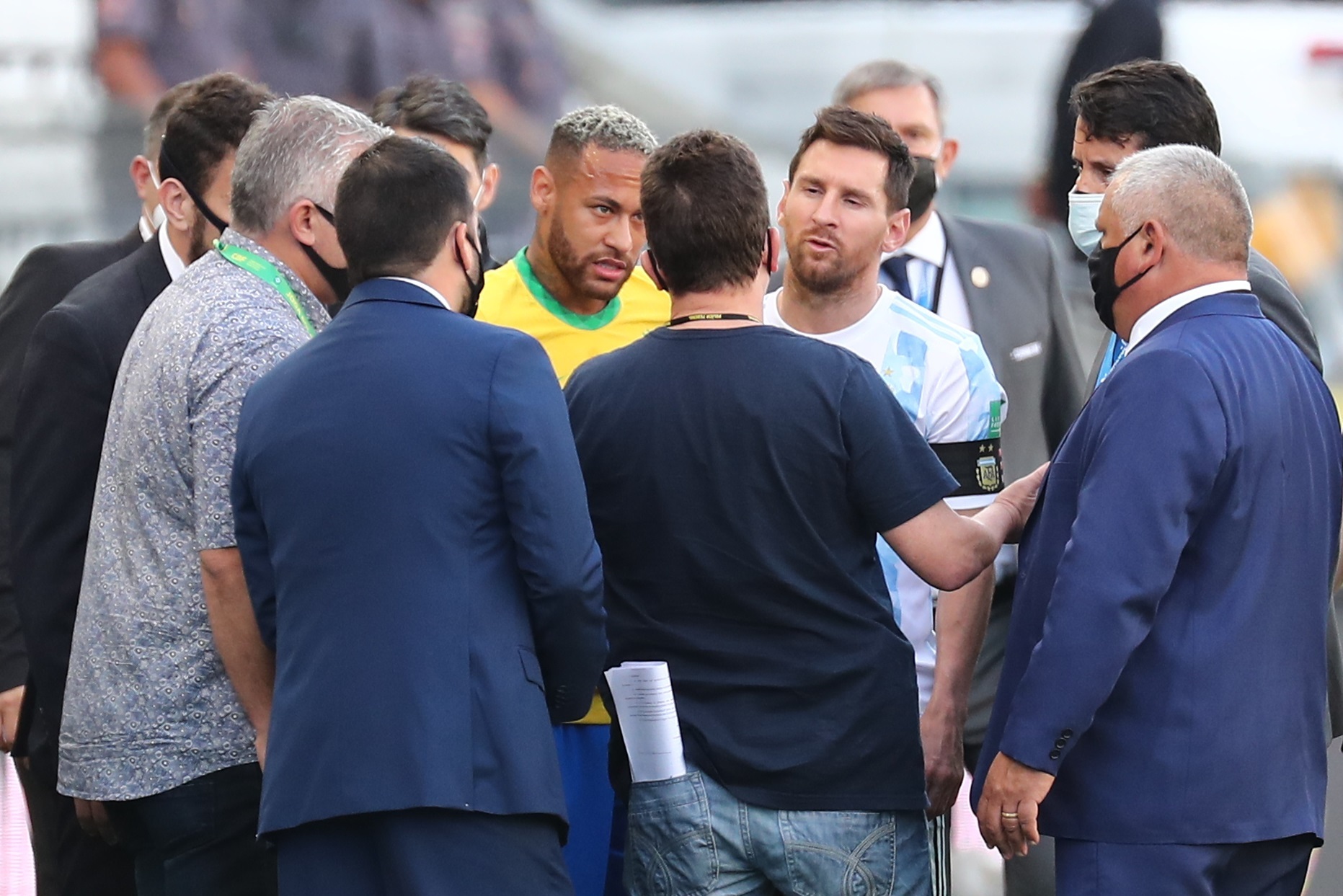 El momento en que autoridades sanitarias interrumpieron el clásico Brasil-Argentina (Video)