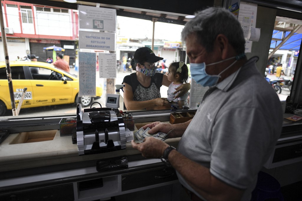 Compra de dólares por nerviosismo impulsa fuga de capitales en Venezuela