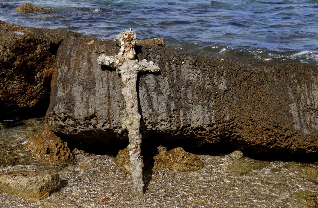 Buzo halló en Israel la espada de un cruzado de hace 900 años (Fotos)