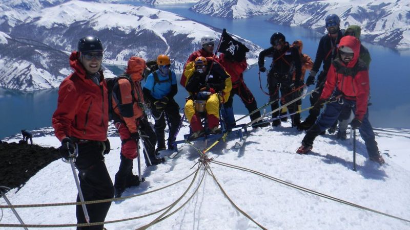 Llegó a la cumbre de un volcán en silla de ruedas y diez años después volvió… ¡pero caminando!