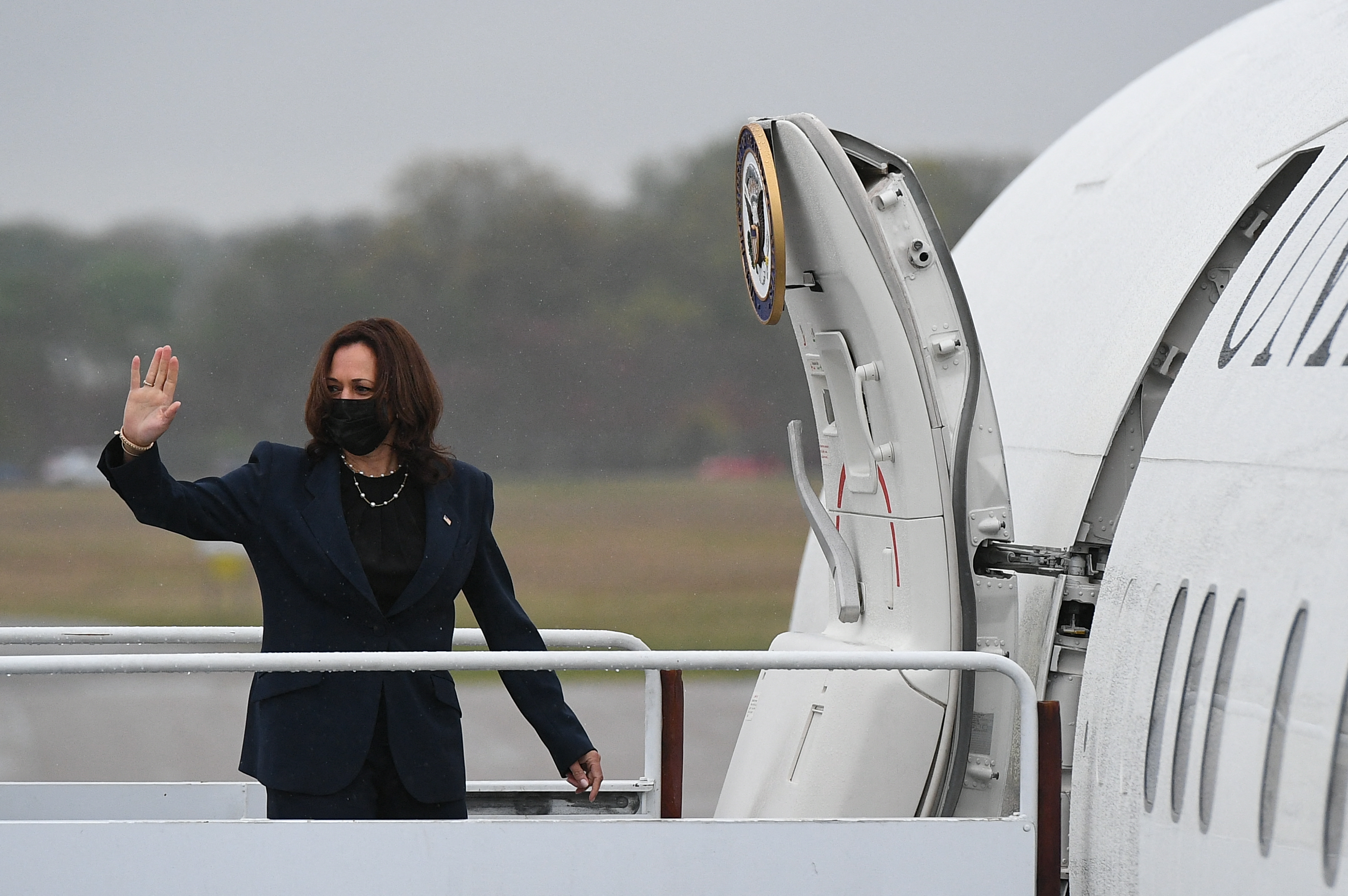 Kamala Harris viajará a Francia para reunirse con Emmanuel Macron