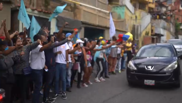 Una caravana de escoltas, la única compañía de Héctor Rodríguez en su visita a Petare (Video)