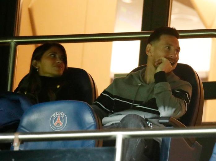 VIRAL: Con qué pillaron a Messi en las tribunas del PSG tras regresar de las eliminatorias (VIDEO)