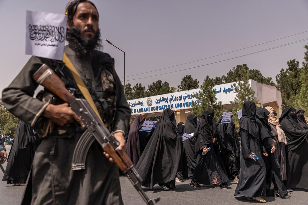 Talibanes nombraron a la primera mujer al frente de una institución pública