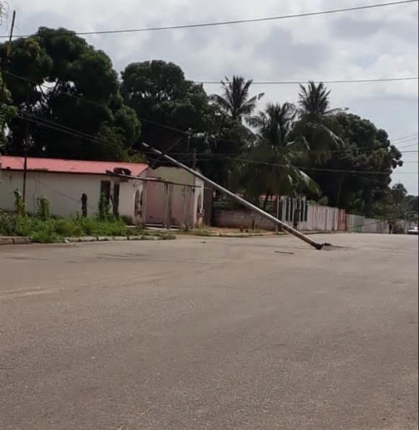 Por un poste caído más de 100 familias en riesgo de quedar sin luz en Ciudad Bolívar (FOTOS)