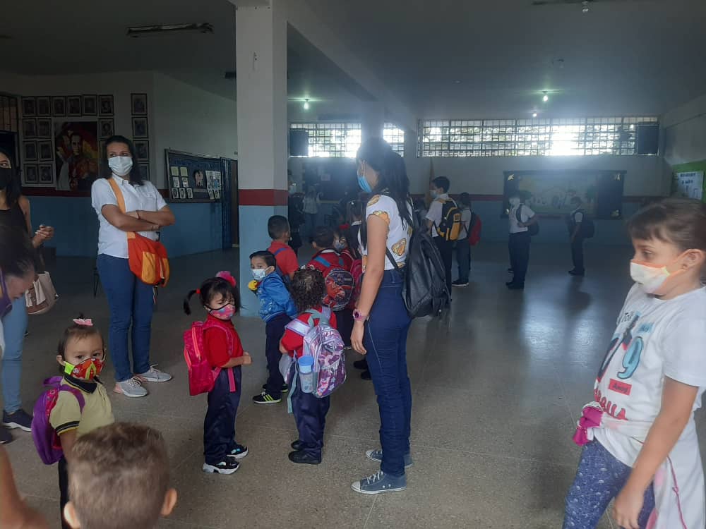 Iniciaron las clases con planteles, docentes y alumnos olvidados por el régimen (FOTOS)