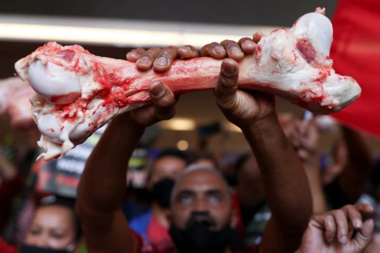 Impactantes FOTOS de personas hurgando entre cadáveres de animales conmocionan Brasil