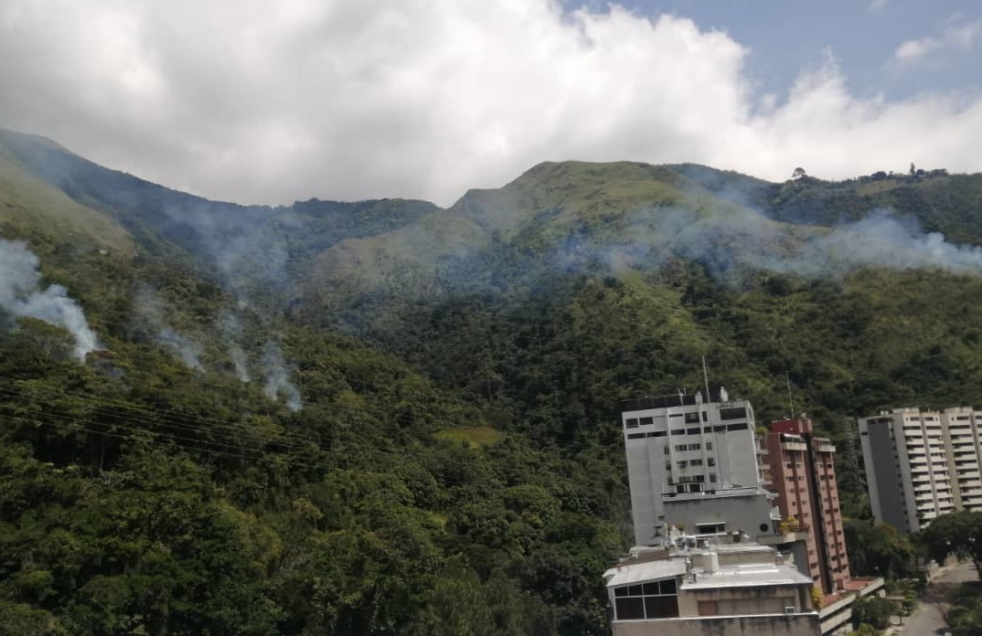 Líneas de alta tensión en Terrazas del Ávila comenzaron a emitir explosiones (Imágenes)