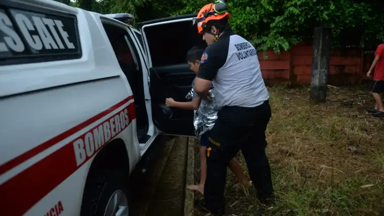 Río arrastró a tres niños que jugaban cerca de su orilla en Guatemala