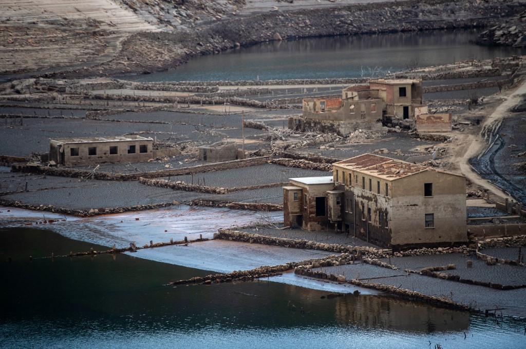 El pueblo español sumergido hace casi 30 años bajo el agua que resurge fantasmal cada temporada (FOTOS)