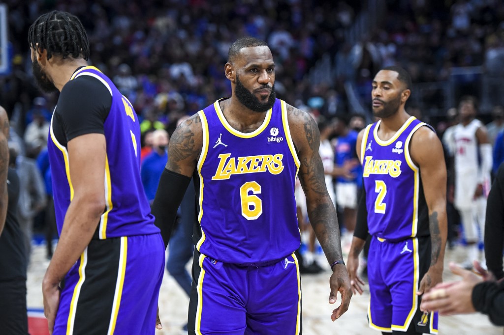 LeBron James renovó su contrato con los Lakers por dos años