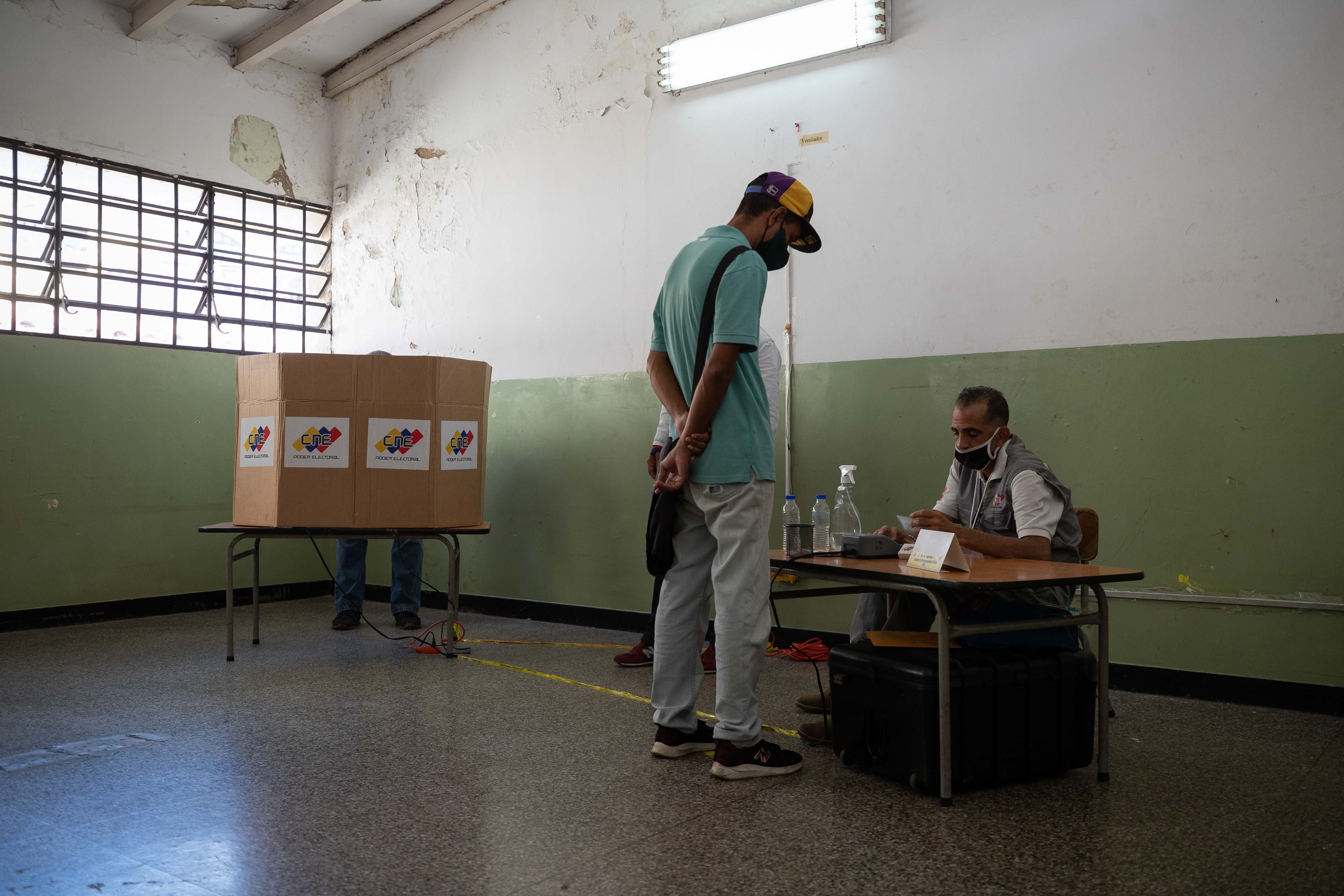 Ciudadanos denuncian cambio de centro de votación a lo largo de Venezuela (Videos)