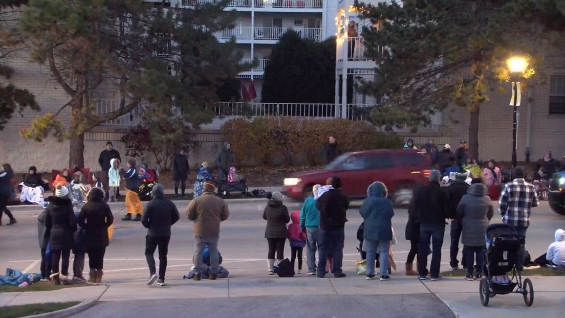 Muerte de un niño aumentó a ocho las víctimas del desfile navideño en Wisconsin