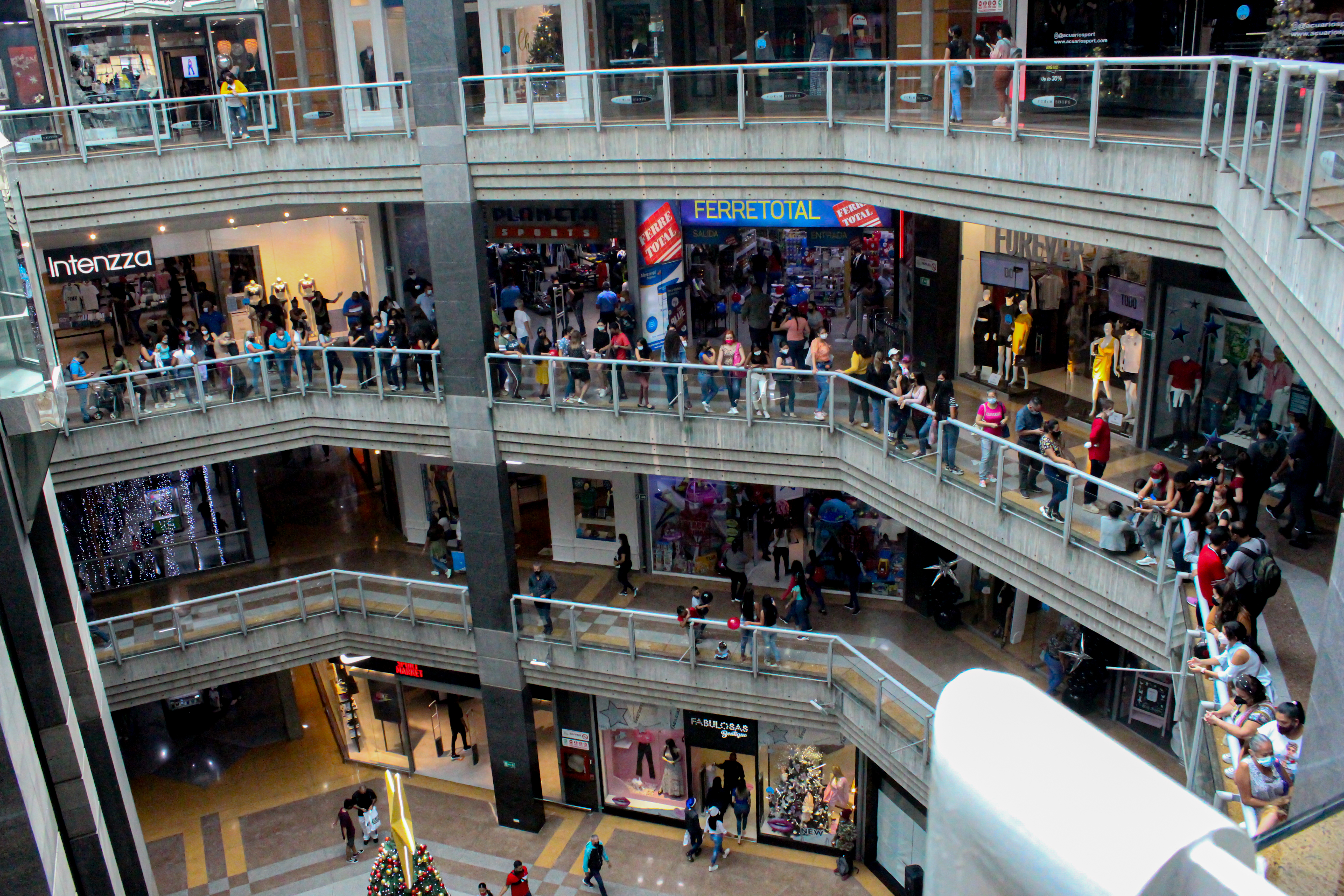 Tercer año de Black Friday en Caracas: Entre largas colas y pocas ofertas reales (Video)