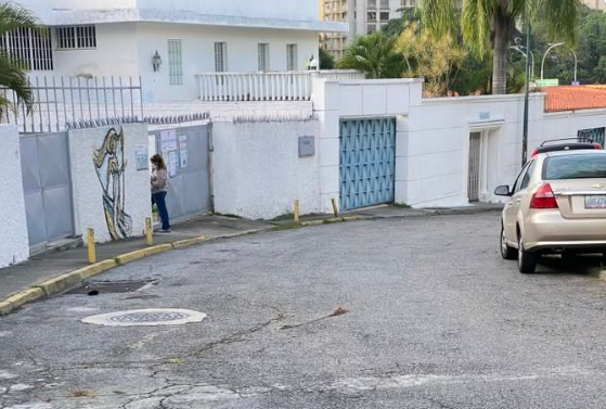 En el Colegio Minerva de Baruta no hay miembros de mesa… ni listados del CNE